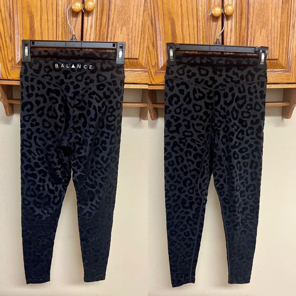6 PAIRS OF WORKOUT LEGGINGS- ALL IN EUC! MSRP OVER $450 !